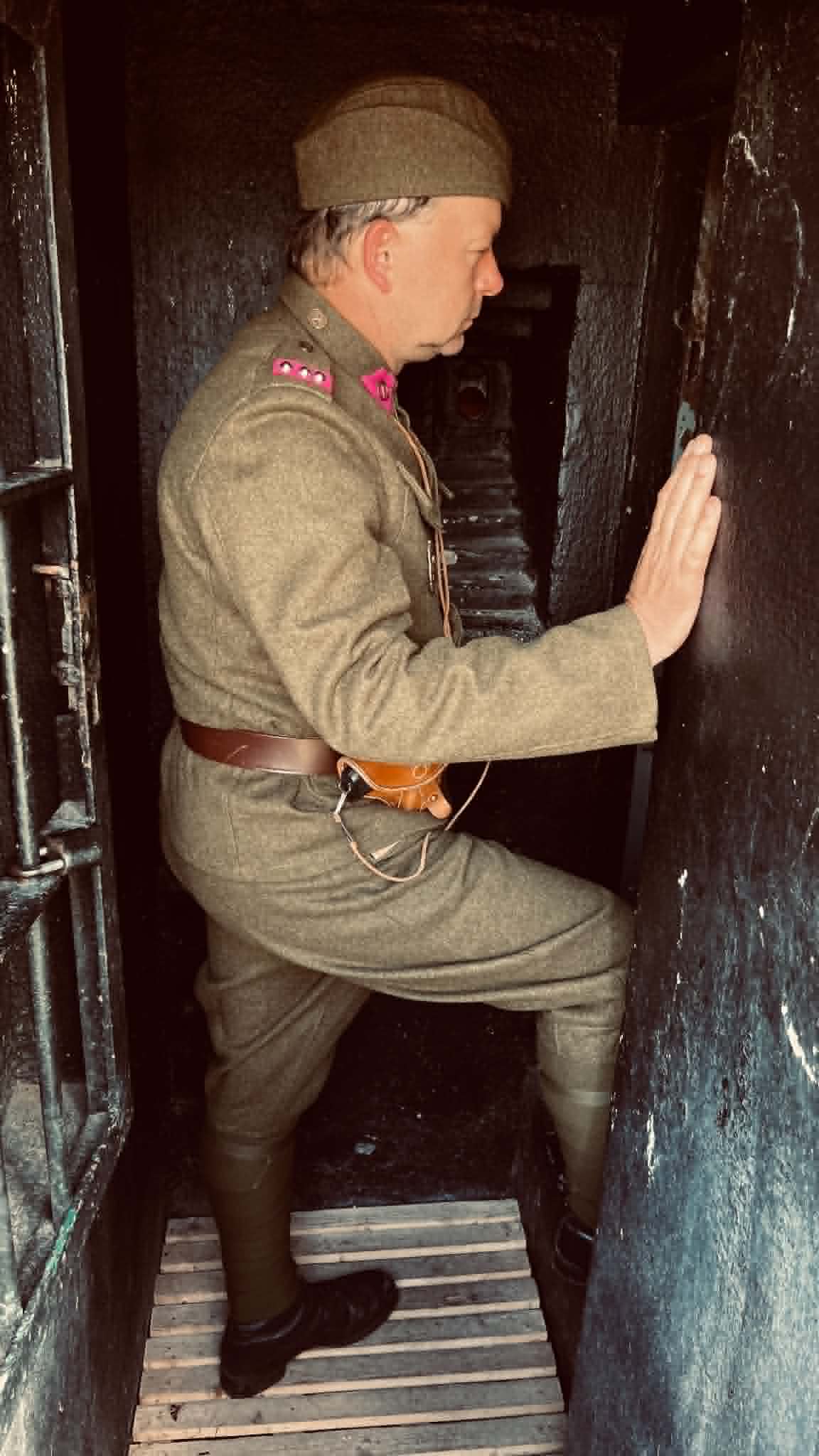 Voják v dobové uniformě vstupuje do pevnostního objektu