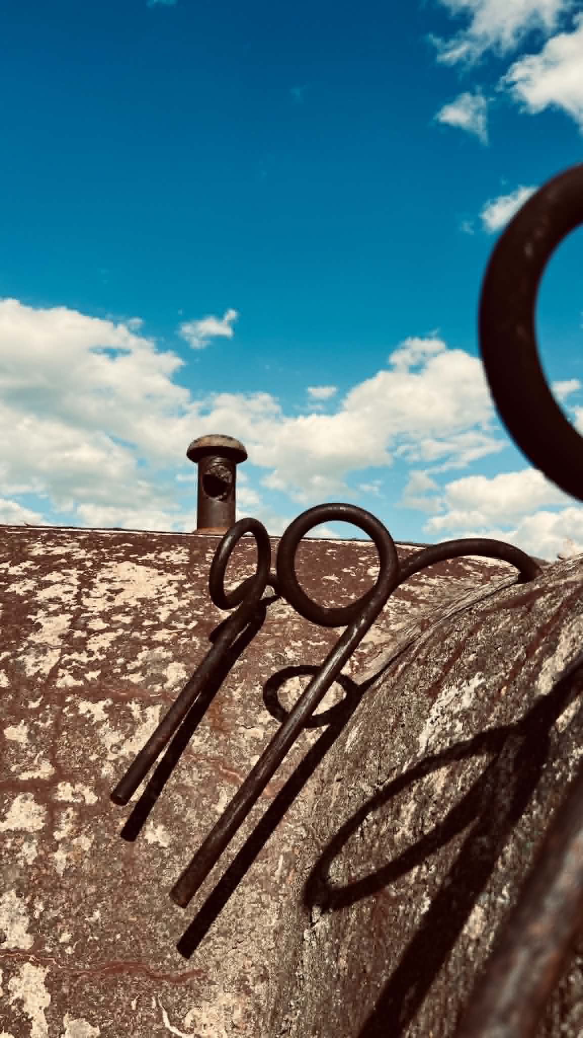 Detail ochranných háků na střeše bunkru