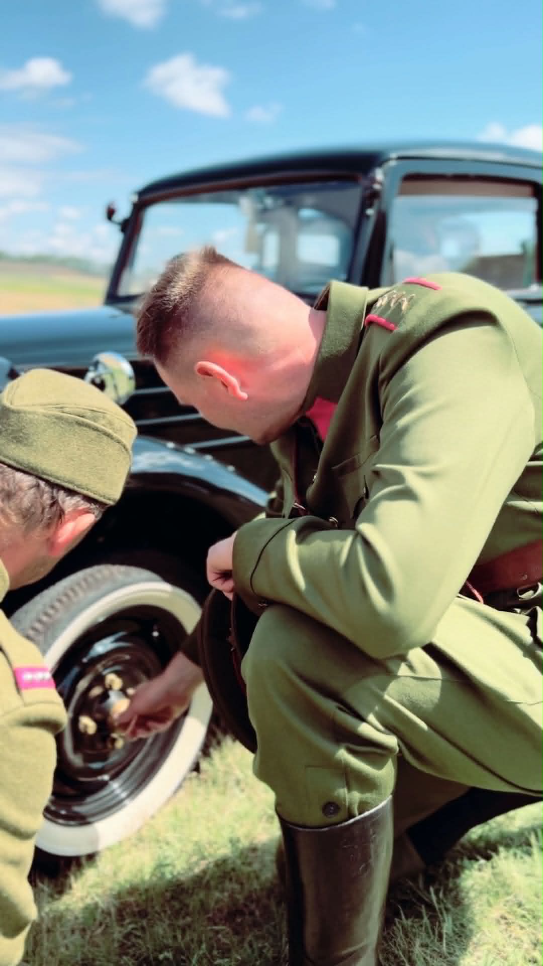 Voják při údržbě historického vojenského vozidla