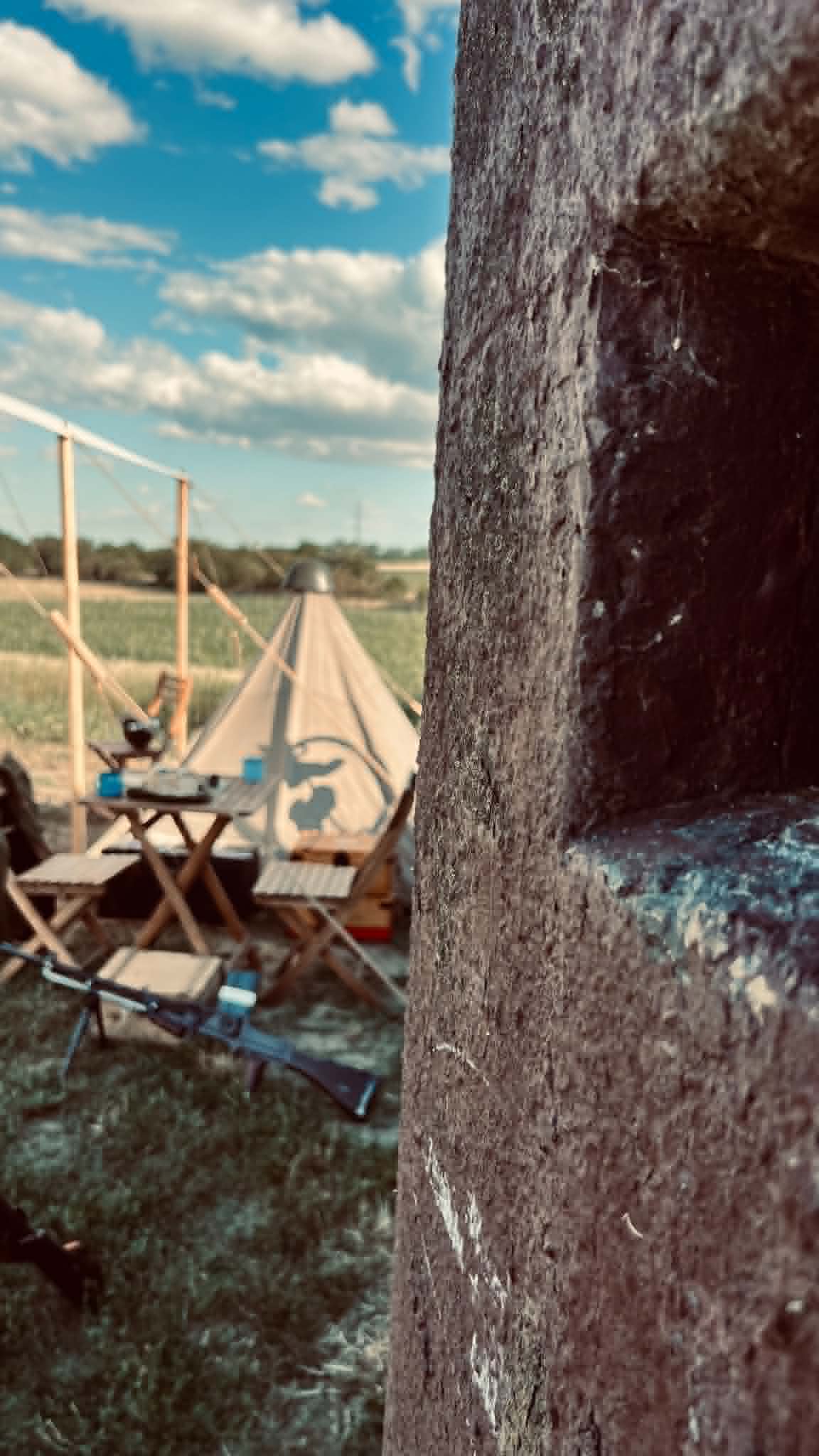 Polní zázemí vybudované vedle pevnostního objektu