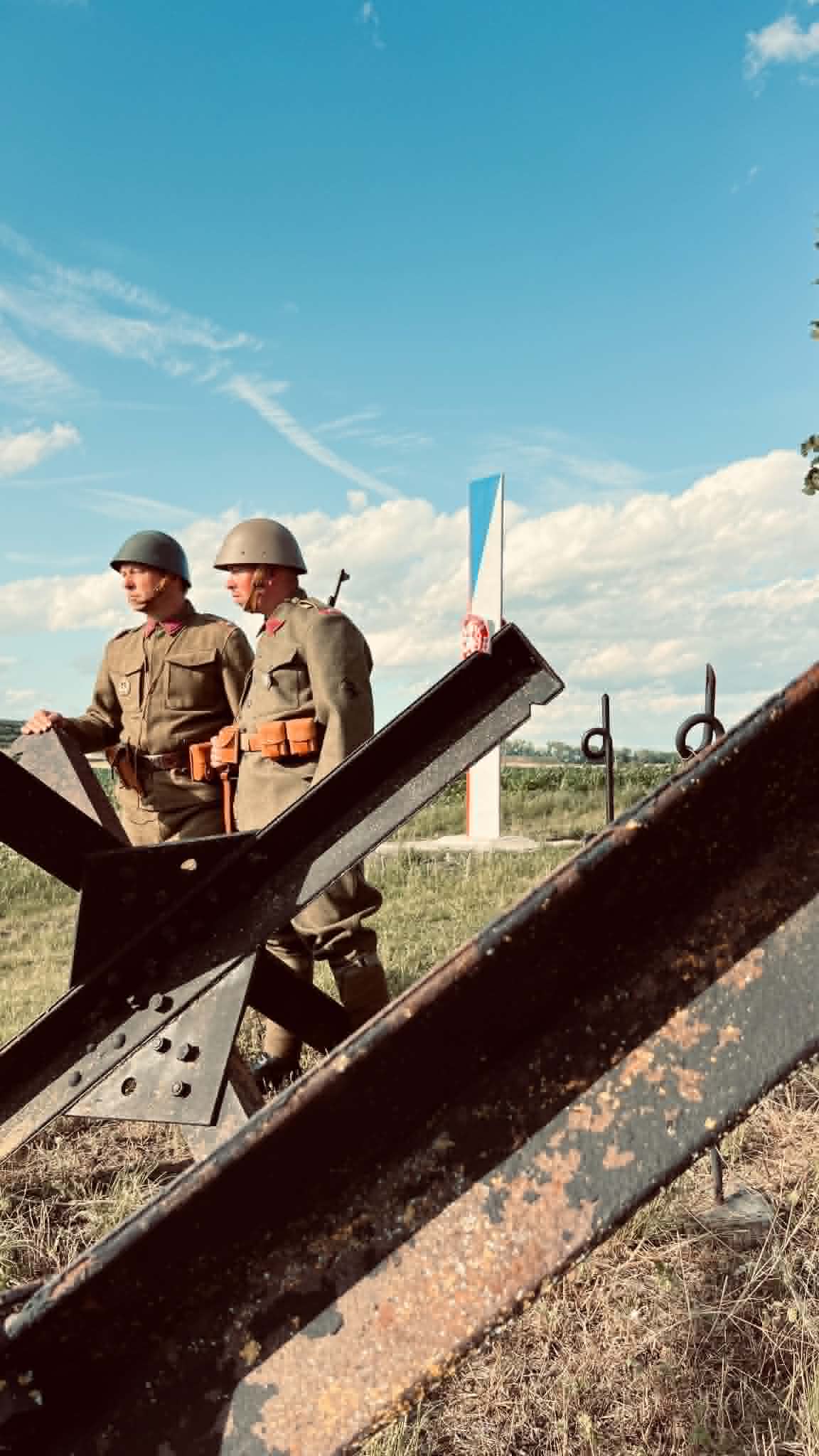 Členové osádky v dobových uniformách u protitankové překážky