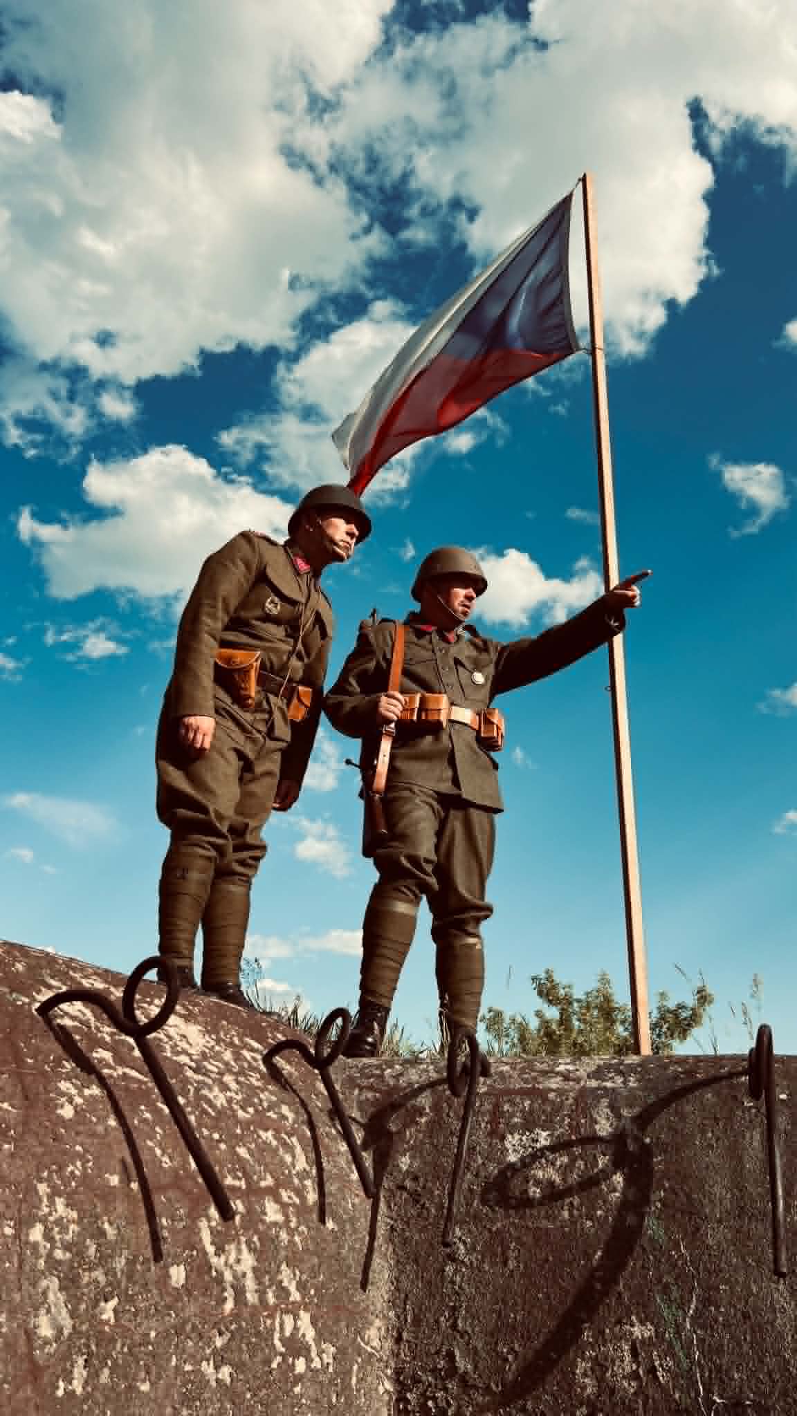Členové osádky vztyčují československou vlajku na bunkru